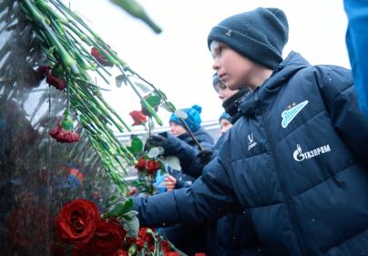 Воспитанники «Газпром»-Академии возлагают цветы к Монументу героическим защитникам Ленинграда