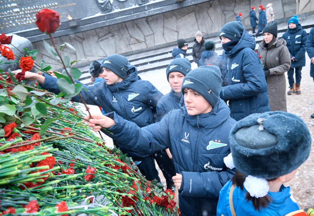 Воспитанники «Газпром»-Академии возлагают цветы к Монументу героическим защитникам Ленинграда