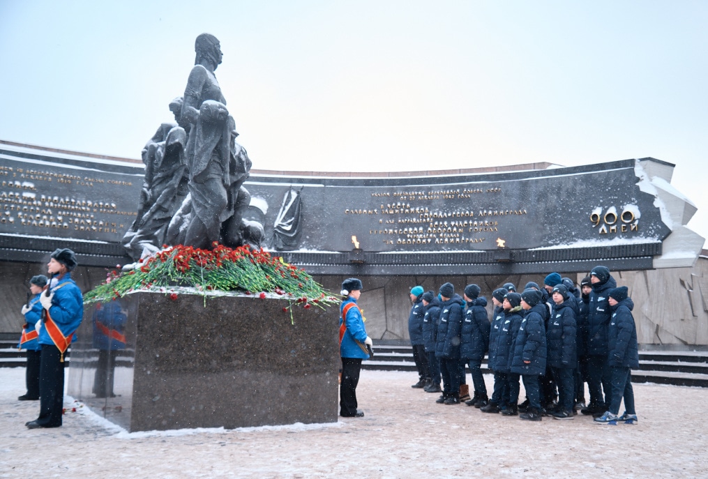 Воспитанники «Газпром»-Академии возлагают цветы к Монументу героическим защитникам Ленинграда
