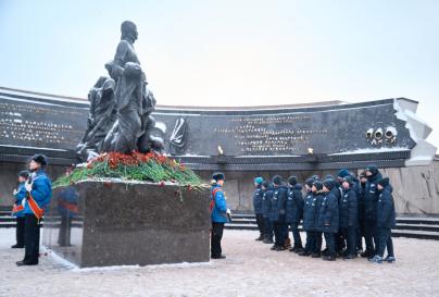 Воспитанники «Газпром»-Академии возлагают цветы к Монументу героическим защитникам Ленинграда