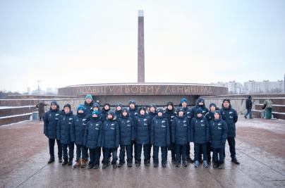 Воспитанники «Газпром»-Академии возлагают цветы к Монументу героическим защитникам Ленинграда