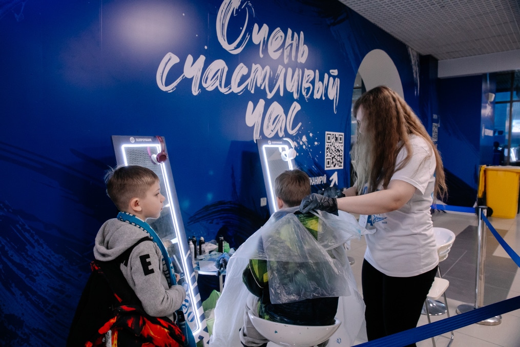 Рекламные зоны Газпромбанка на Фан-Променаде перед матчем с «Балтикой»