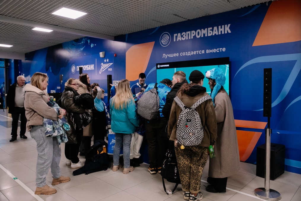 Рекламные зоны Газпромбанка на Фан-Променаде перед матчем с «Балтикой»