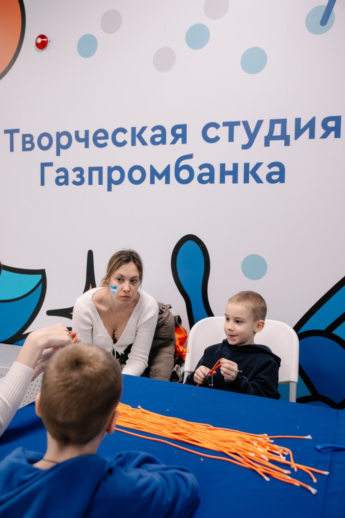 Рекламные зоны Газпромбанка на Фан-Променаде перед матчем с «Балтикой»