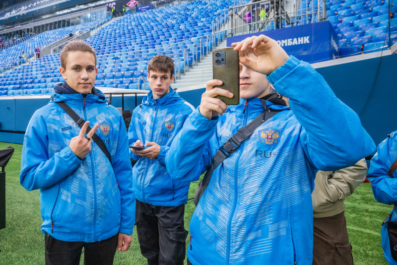 «Зенит рядом»: группа детей из Белгорода на матче со «Спартаком»