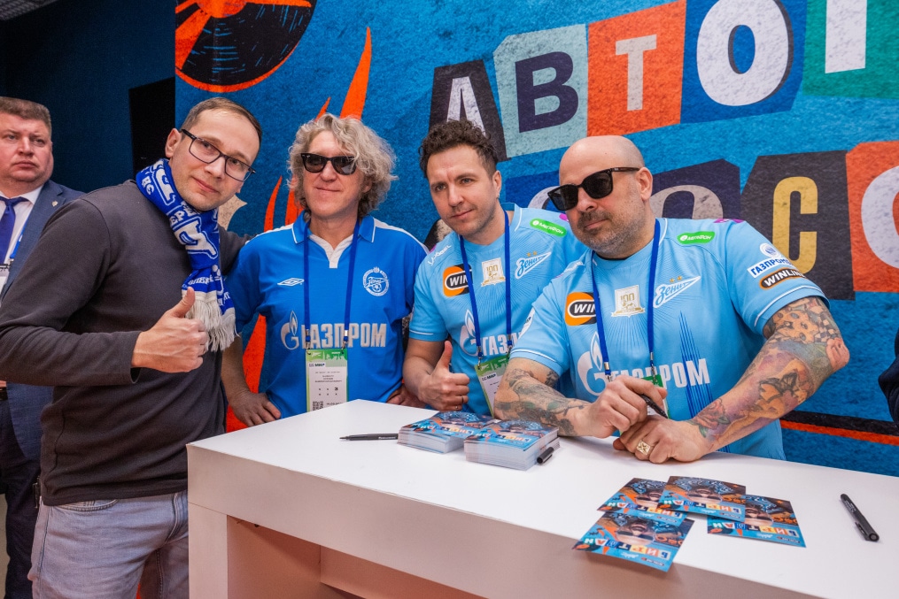 Автограф сессия солиста рок-группы «Биртман» и экс-защитника «Зенита» Алексея Игонина