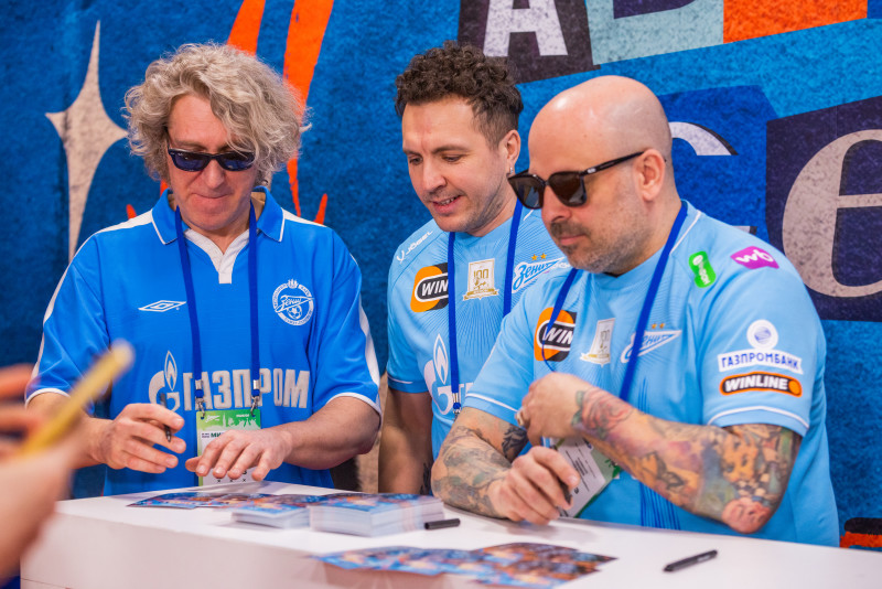 Автограф сессия солиста рок-группы «Биртман» и экс-защитника «Зенита» Алексея Игонина