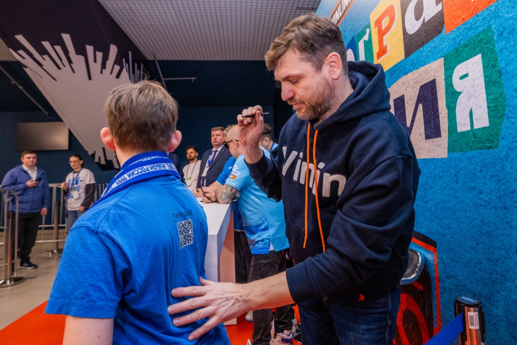 Автограф сессия солиста рок-группы «Биртман» и экс-защитника «Зенита» Алексея Игонина