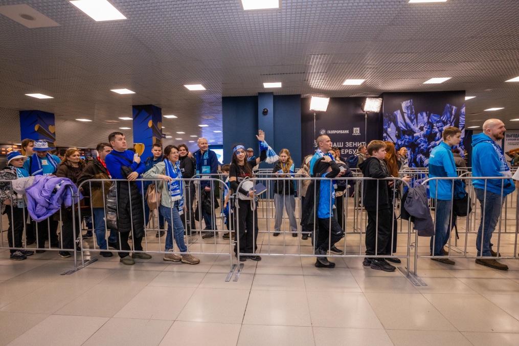Автограф сессия солиста рок-группы «Биртман» и экс-защитника «Зенита» Алексея Игонина