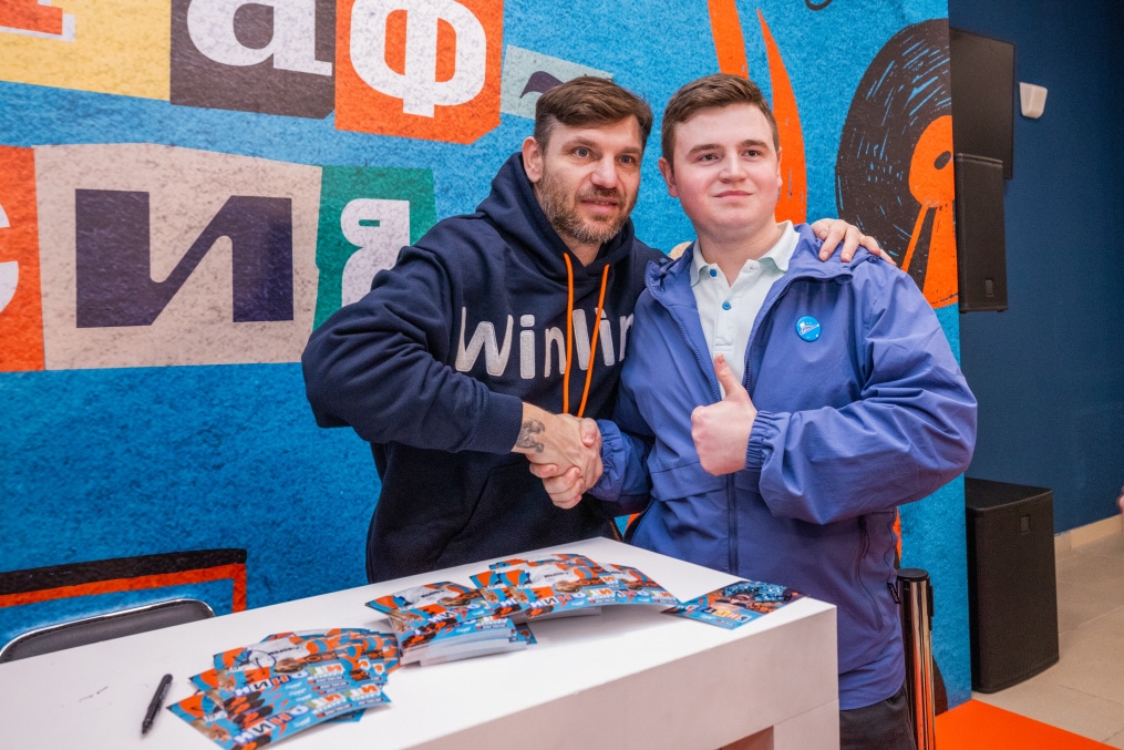 Автограф сессия солиста рок-группы «Биртман» и экс-защитника «Зенита» Алексея Игонина