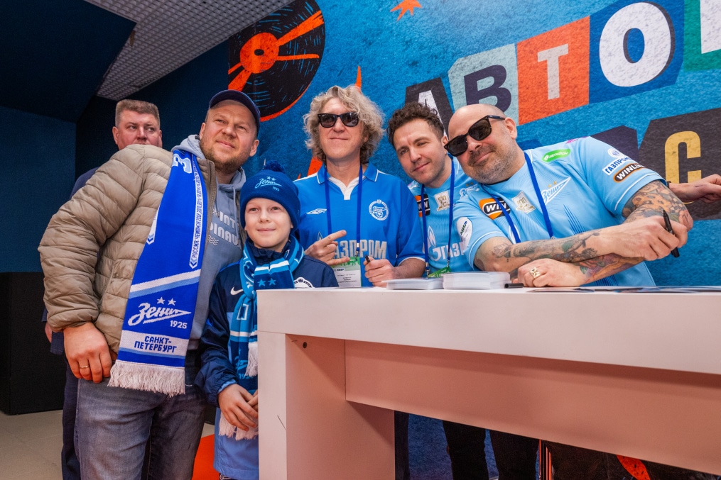 Автограф сессия солиста рок-группы «Биртман» и экс-защитника «Зенита» Алексея Игонина