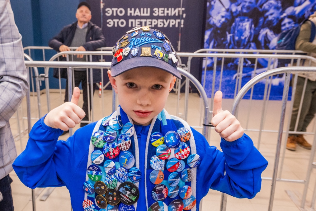 Автограф сессия солиста рок-группы «Биртман» и экс-защитника «Зенита» Алексея Игонина