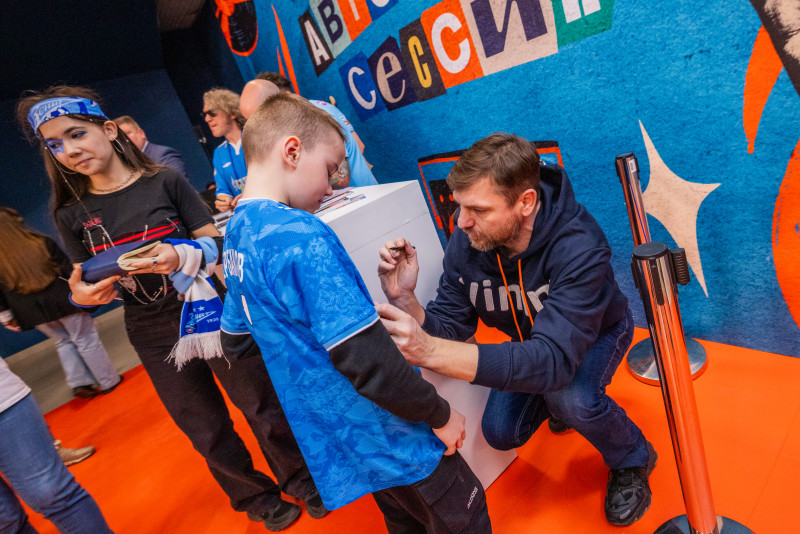 Автограф сессия солиста рок-группы «Биртман» и экс-защитника «Зенита» Алексея Игонина