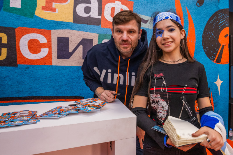 Автограф сессия солиста рок-группы «Биртман» и экс-защитника «Зенита» Алексея Игонина