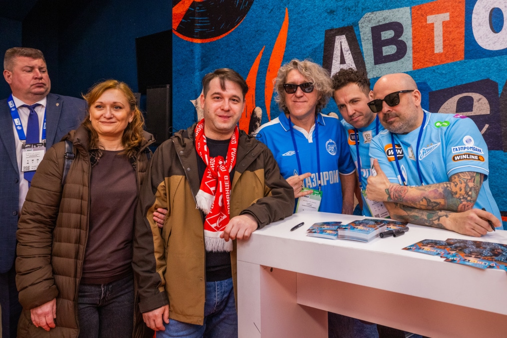 Автограф сессия солиста рок-группы «Биртман» и экс-защитника «Зенита» Алексея Игонина