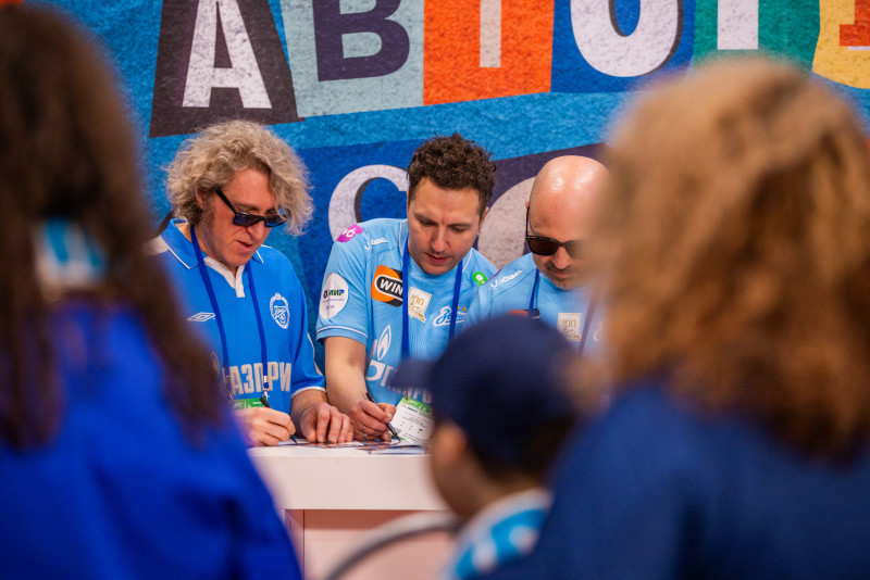 Автограф сессия солиста рок-группы «Биртман» и экс-защитника «Зенита» Алексея Игонина