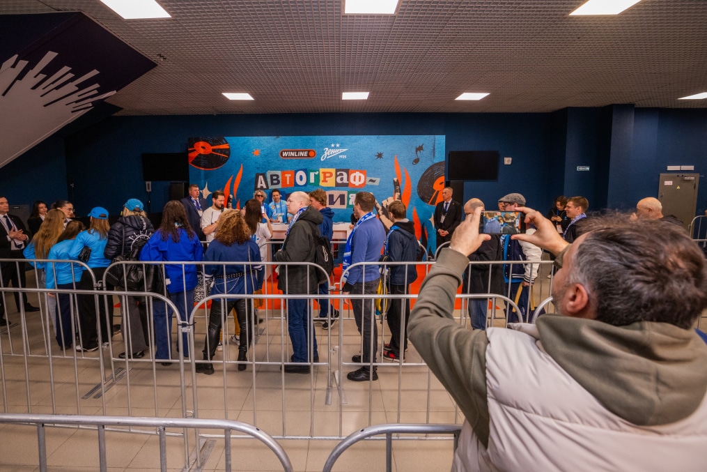 Автограф сессия солиста рок-группы «Биртман» и экс-защитника «Зенита» Алексея Игонина