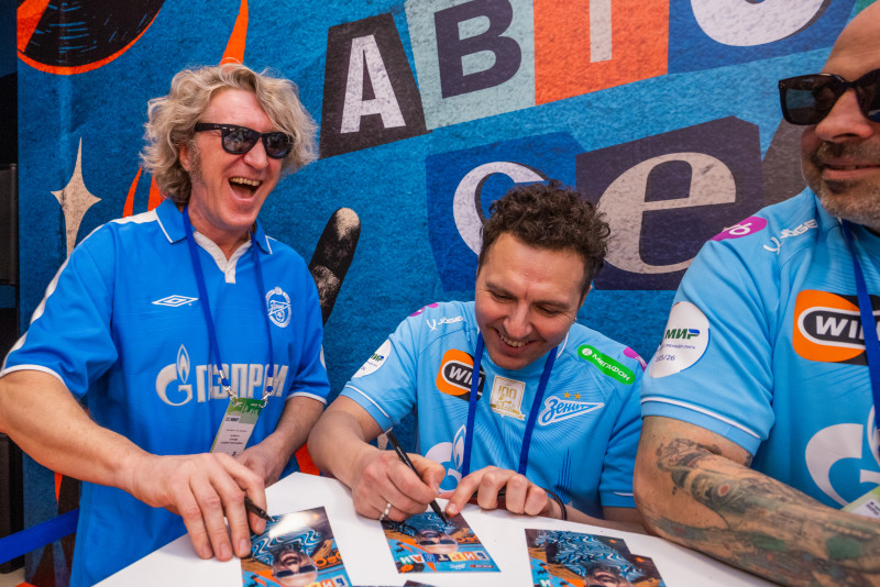 Автограф сессия солиста рок-группы «Биртман» и экс-защитника «Зенита» Алексея Игонина