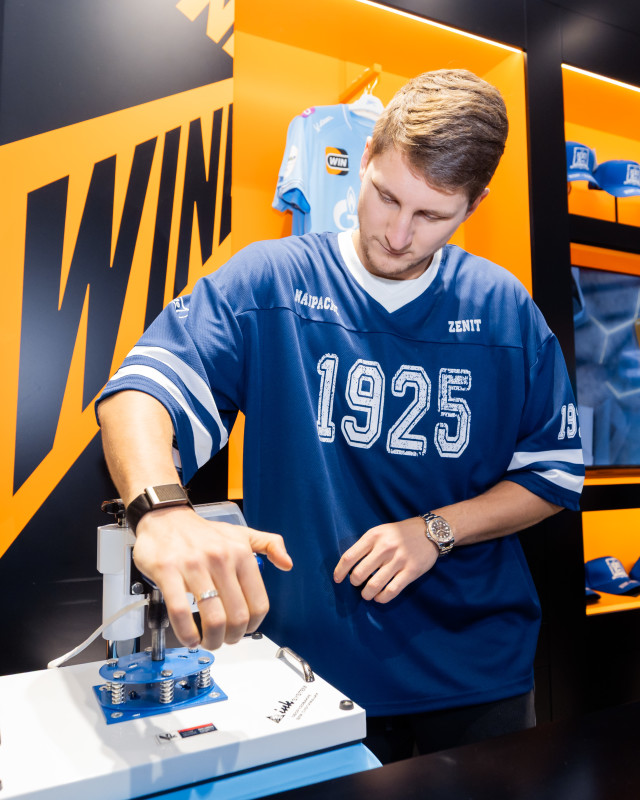 Презентация Игоря Дивеева в клубном магазине в ТЦ «Галерея»