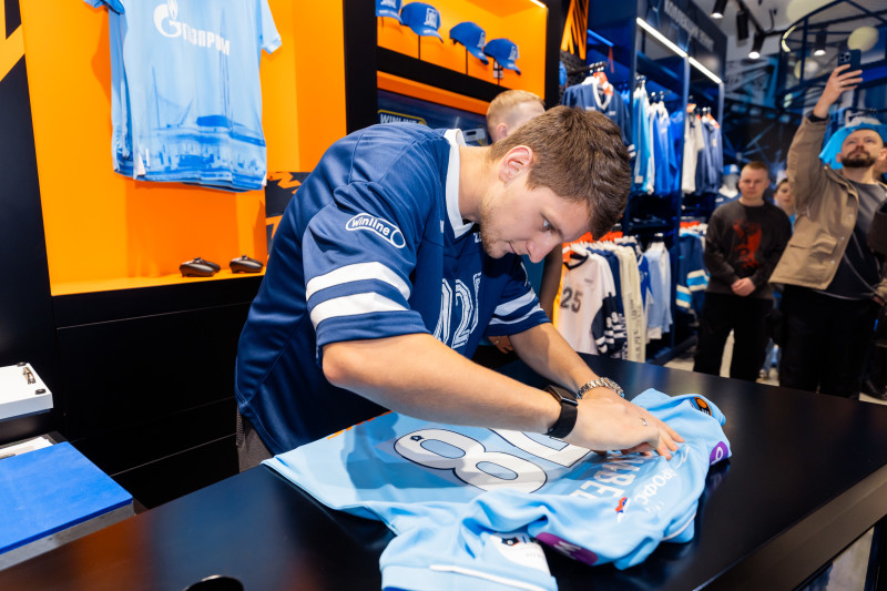 Презентация Игоря Дивеева в клубном магазине в ТЦ «Галерея»