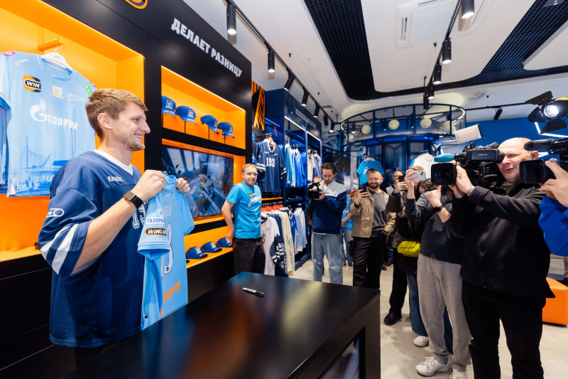 Презентация Игоря Дивеева в клубном магазине в ТЦ «Галерея»