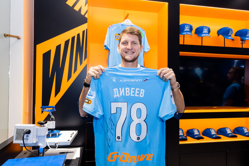 Презентация Игоря Дивеева в клубном магазине в ТЦ «Галерея»