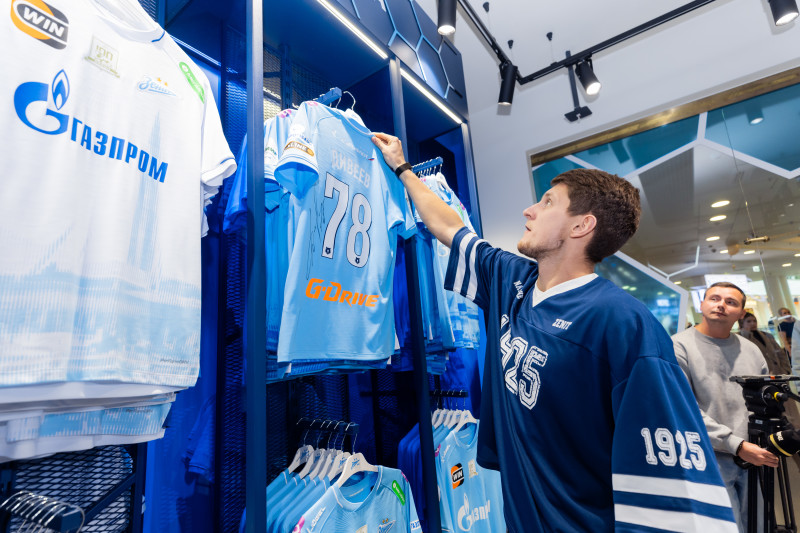 Презентация Игоря Дивеева в клубном магазине в ТЦ «Галерея»