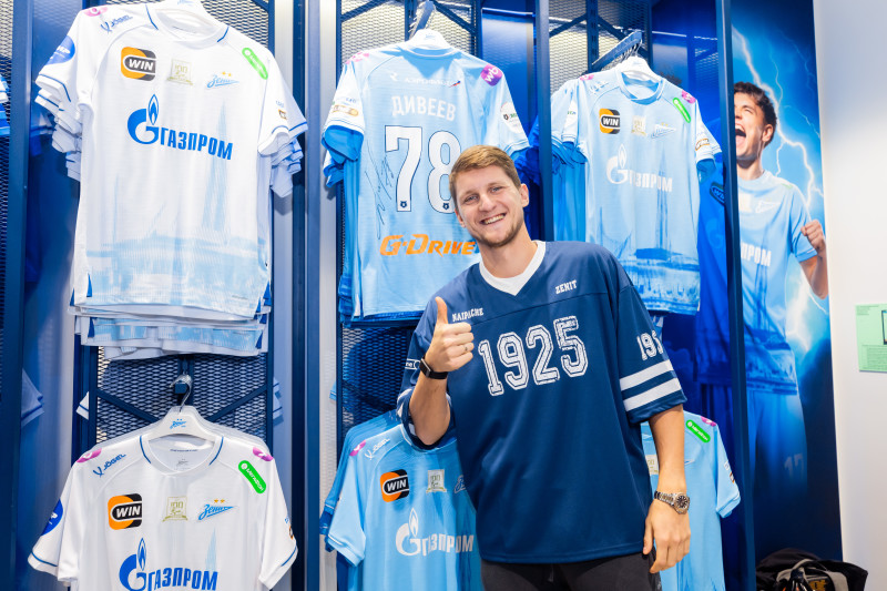 Презентация Игоря Дивеева в клубном магазине в ТЦ «Галерея»