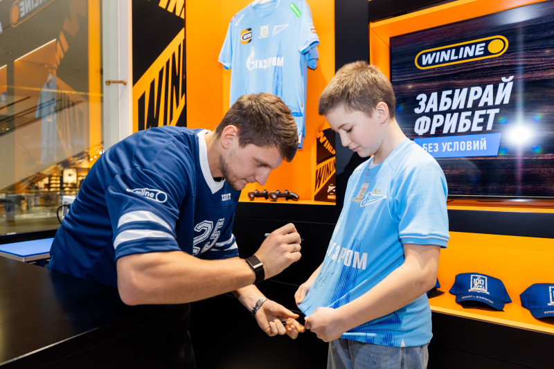 Презентация Игоря Дивеева в клубном магазине в ТЦ «Галерея»