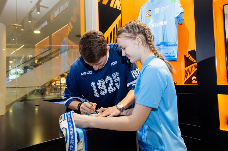 Презентация Игоря Дивеева в клубном магазине в ТЦ «Галерея»