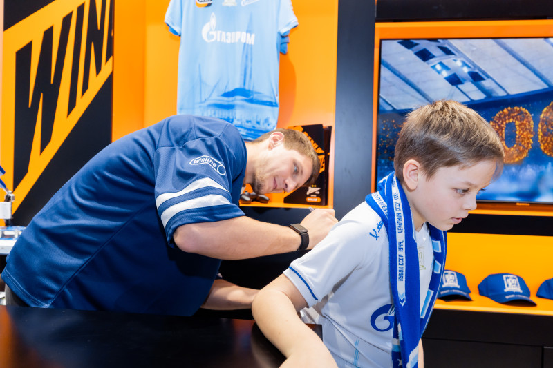 Презентация Игоря Дивеева в клубном магазине в ТЦ «Галерея»