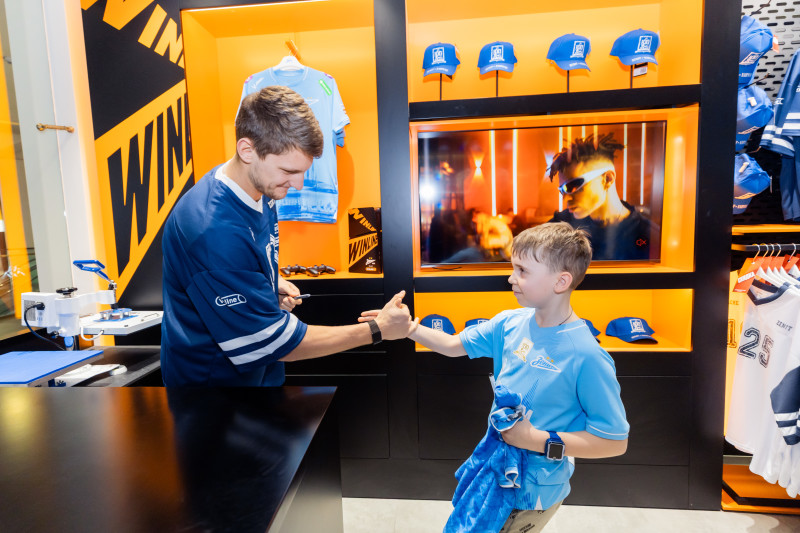 Презентация Игоря Дивеева в клубном магазине в ТЦ «Галерея»