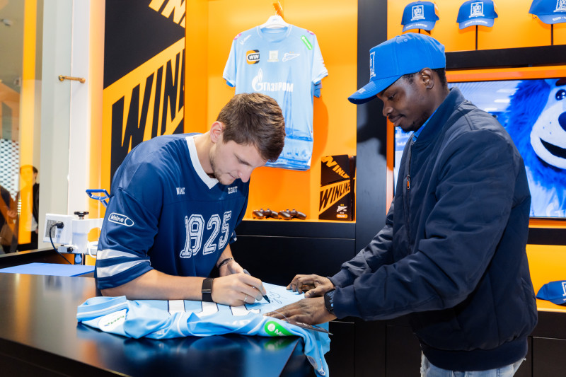 Презентация Игоря Дивеева в клубном магазине в ТЦ «Галерея»