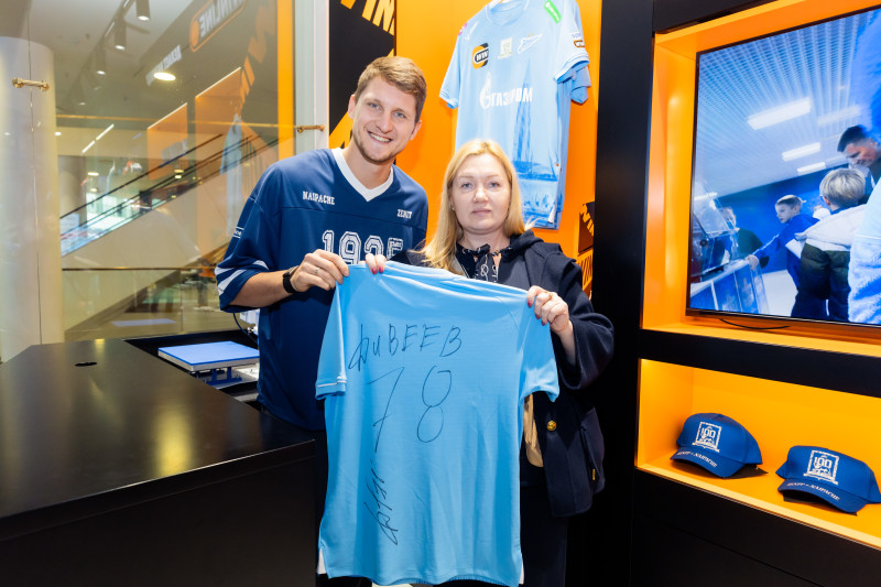 Презентация Игоря Дивеева в клубном магазине в ТЦ «Галерея»