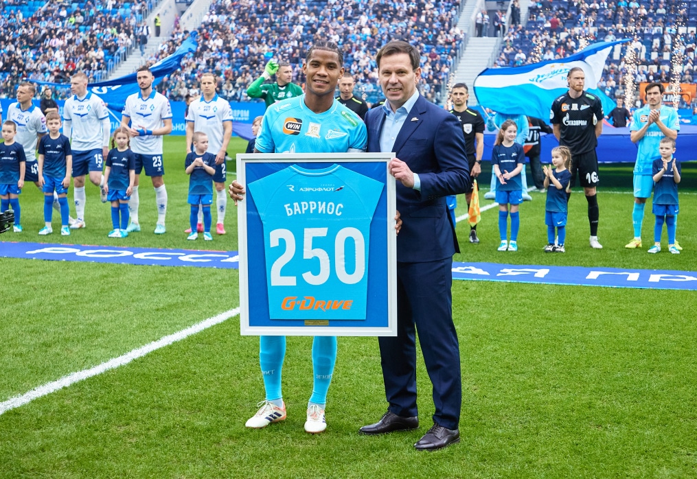 Вручение Барриосу плакетки «250 матчей» перед матчем «Зенит» — «Крылья Советов»