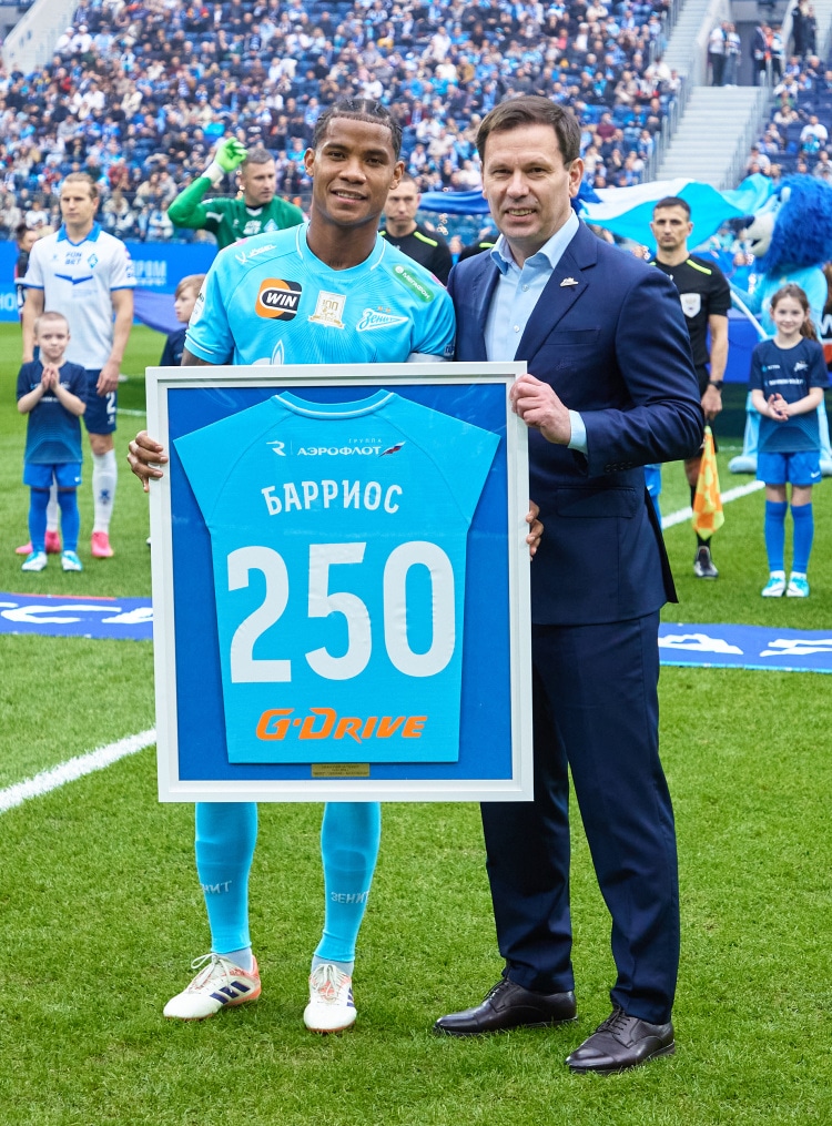 Вручение Барриосу плакетки «250 матчей» перед матчем «Зенит» — «Крылья Советов»