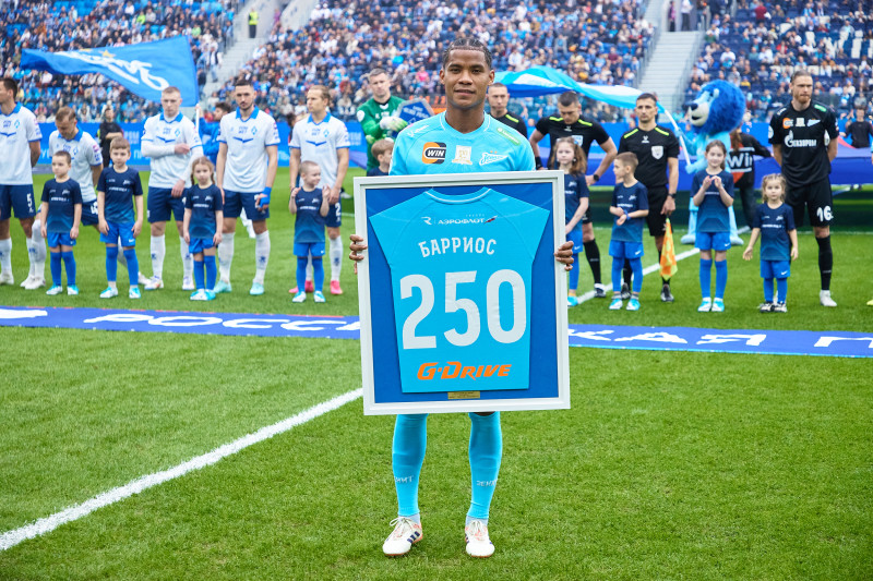 Вручение Барриосу плакетки «250 матчей» перед матчем «Зенит» — «Крылья Советов»