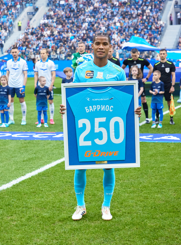 Вручение Барриосу плакетки «250 матчей» перед матчем «Зенит» — «Крылья Советов»