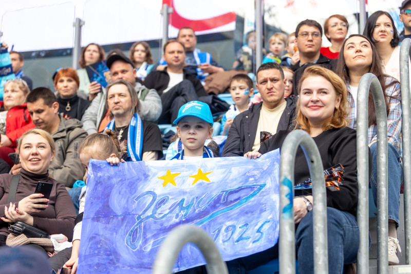 Болельщики на матче «Зенит» — «Крылья Советов»