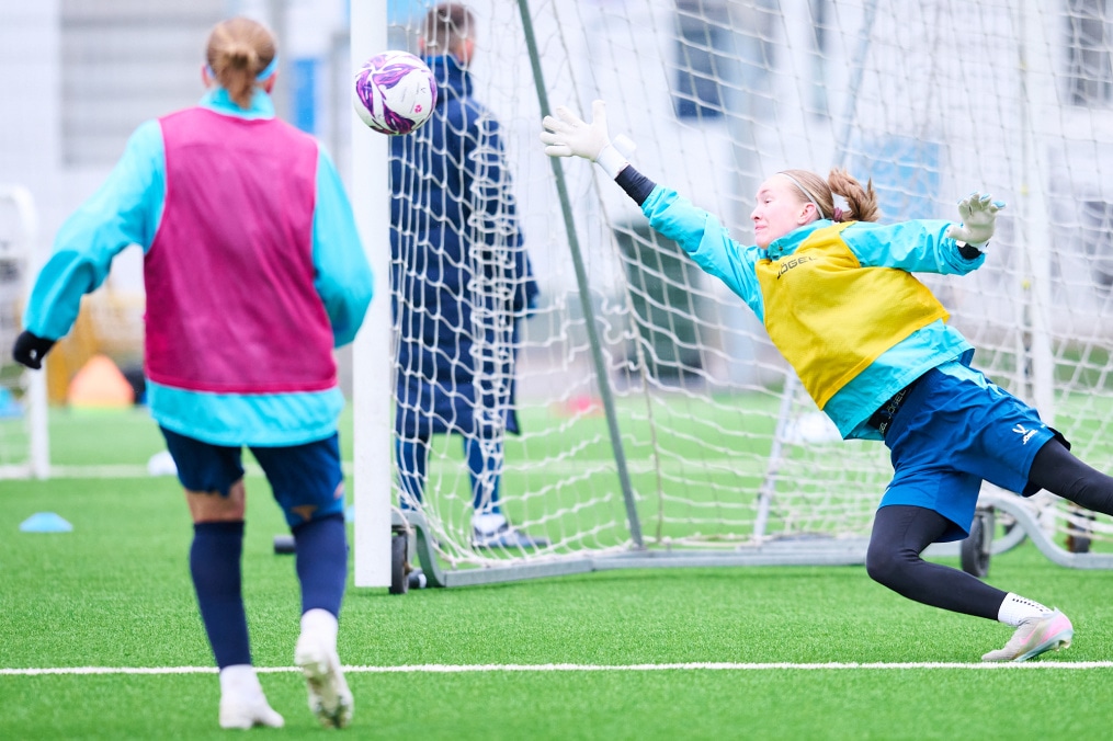 Тренировка женской команды в перерыве на матчи сборных