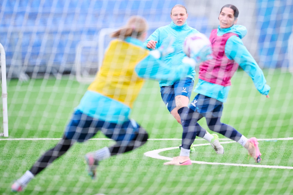 Тренировка женской команды в перерыве на матчи сборных