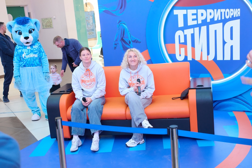 Автограф-сессия и паблик-ток Анастасии Поздеевой и Вероники Куропаткиной на Неделе моды в ТРЦ «Галерея»