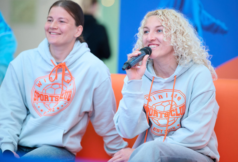 Автограф-сессия и паблик-ток Анастасии Поздеевой и Вероники Куропаткиной на Неделе моды в ТРЦ «Галерея»