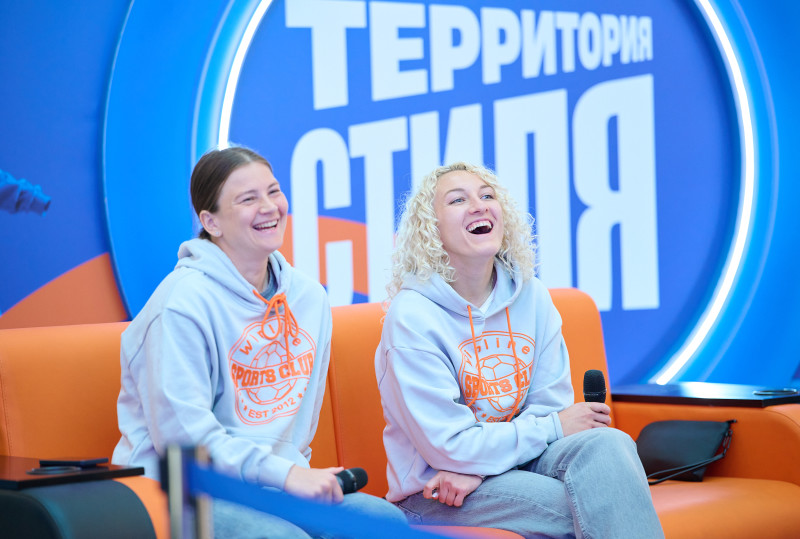 Автограф-сессия и паблик-ток Анастасии Поздеевой и Вероники Куропаткиной на Неделе моды в ТРЦ «Галерея»