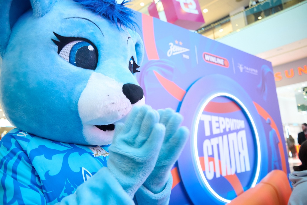 Автограф-сессия и паблик-ток Анастасии Поздеевой и Вероники Куропаткиной на Неделе моды в ТРЦ «Галерея»