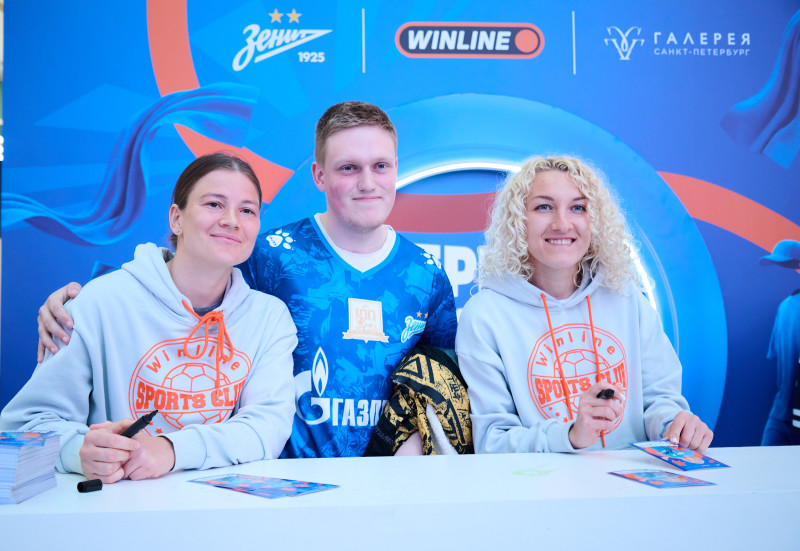 Автограф-сессия и паблик-ток Анастасии Поздеевой и Вероники Куропаткиной на Неделе моды в ТРЦ «Галерея»