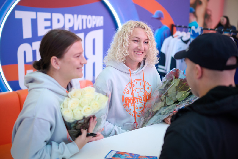 Автограф-сессия и паблик-ток Анастасии Поздеевой и Вероники Куропаткиной на Неделе моды в ТРЦ «Галерея»