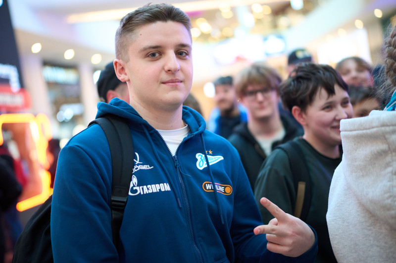 Автограф-сессия и паблик-ток Анастасии Поздеевой и Вероники Куропаткиной на Неделе моды в ТРЦ «Галерея»