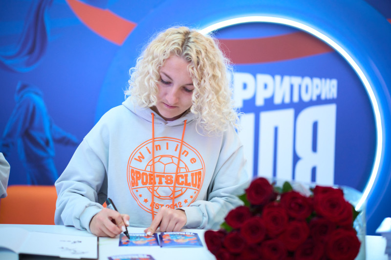 Автограф-сессия и паблик-ток Анастасии Поздеевой и Вероники Куропаткиной на Неделе моды в ТРЦ «Галерея»