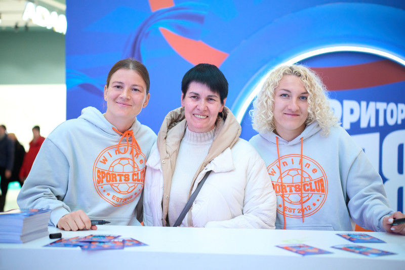 Автограф-сессия и паблик-ток Анастасии Поздеевой и Вероники Куропаткиной на Неделе моды в ТРЦ «Галерея»